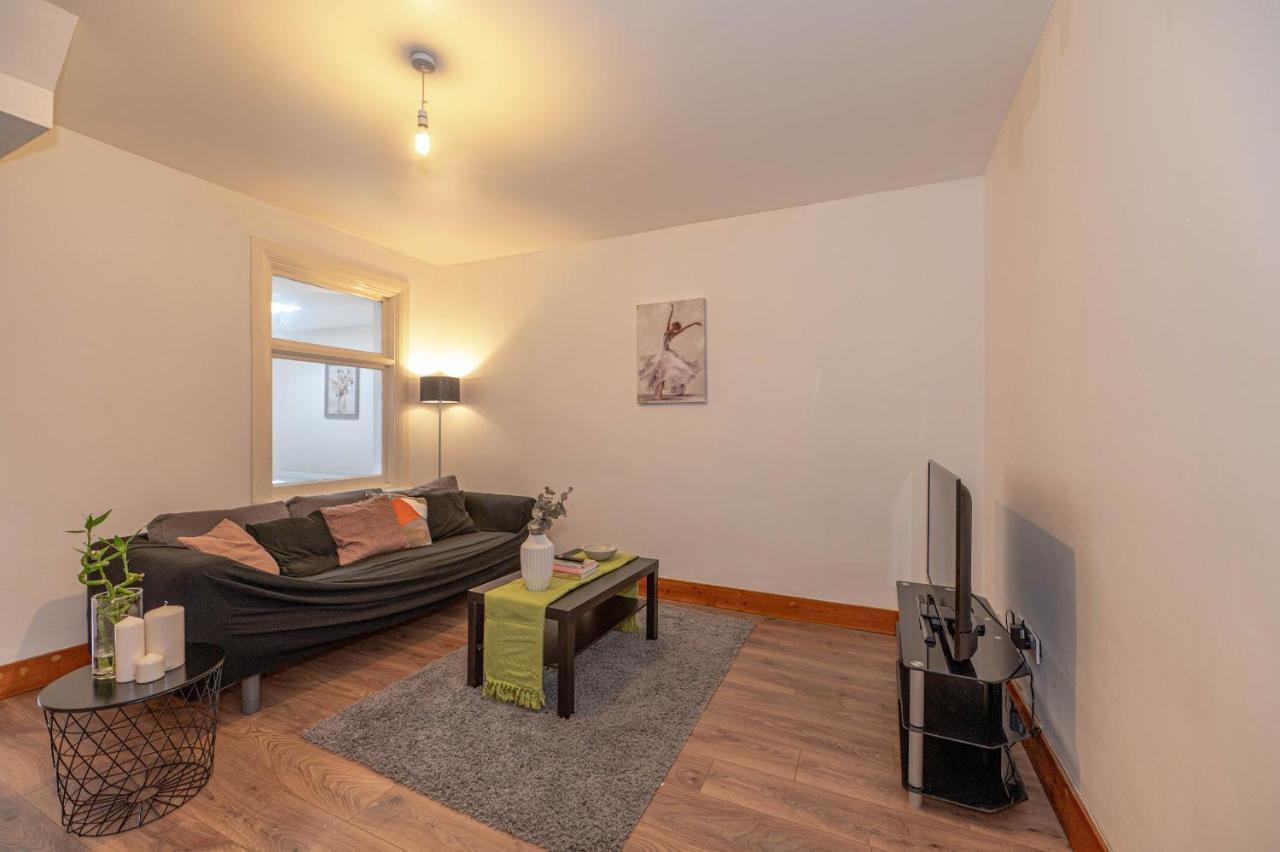 Beautiful 4 Bedrooms House, 7 Walk To Train Station بلمستيد المظهر الخارجي الصورة