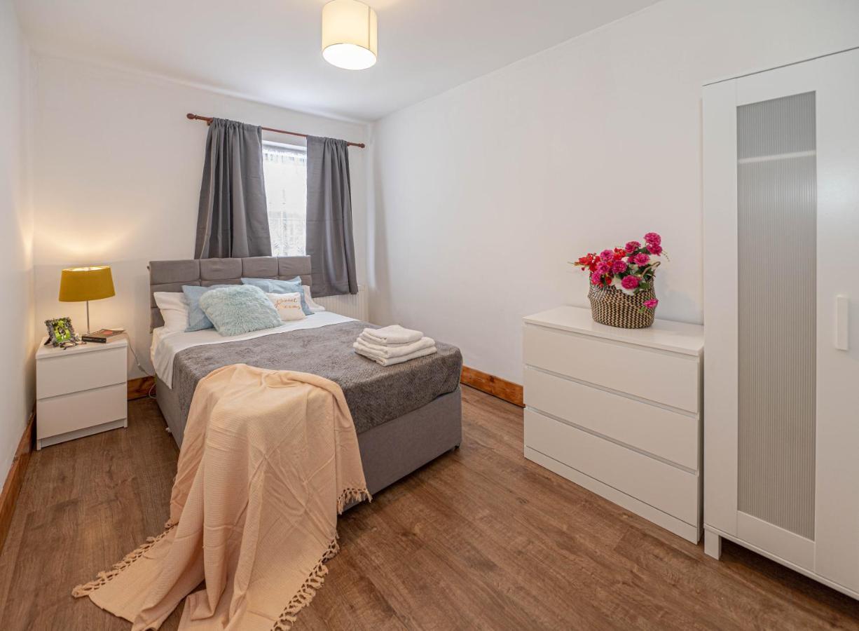 Beautiful 4 Bedrooms House, 7 Walk To Train Station بلمستيد المظهر الخارجي الصورة
