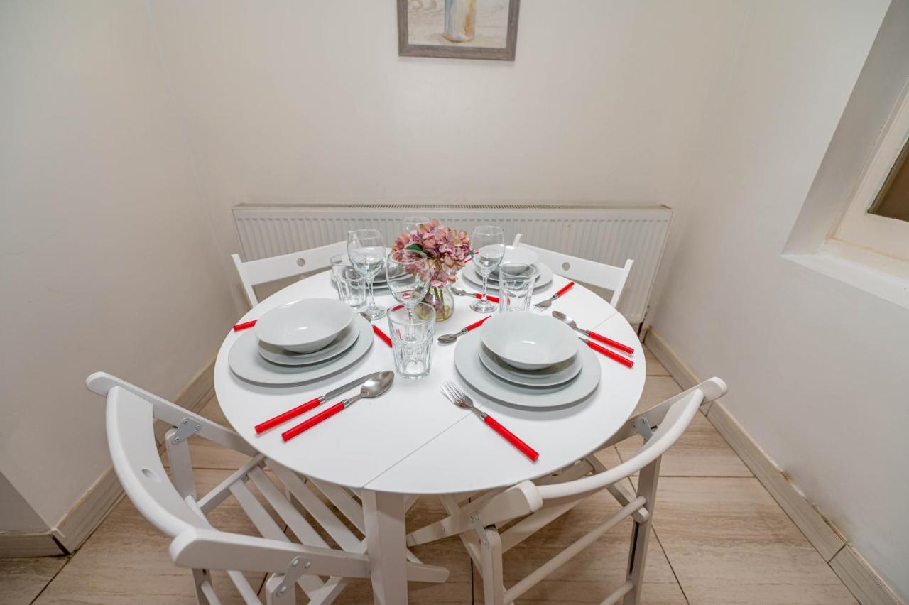 Beautiful 4 Bedrooms House, 7 Walk To Train Station بلمستيد المظهر الخارجي الصورة