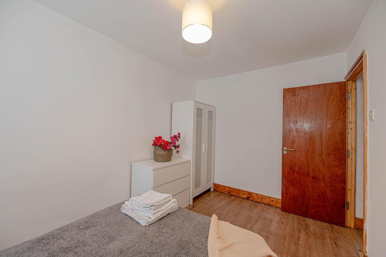 Beautiful 4 Bedrooms House, 7 Walk To Train Station بلمستيد المظهر الخارجي الصورة