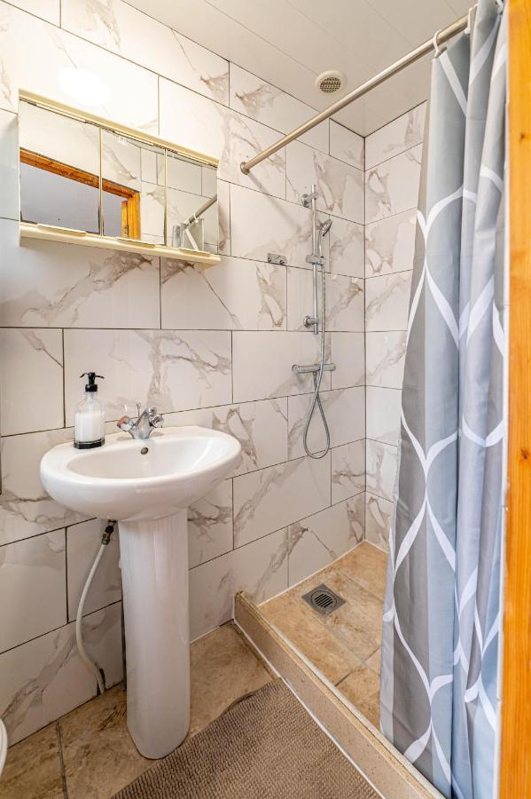 Beautiful 4 Bedrooms House, 7 Walk To Train Station بلمستيد المظهر الخارجي الصورة