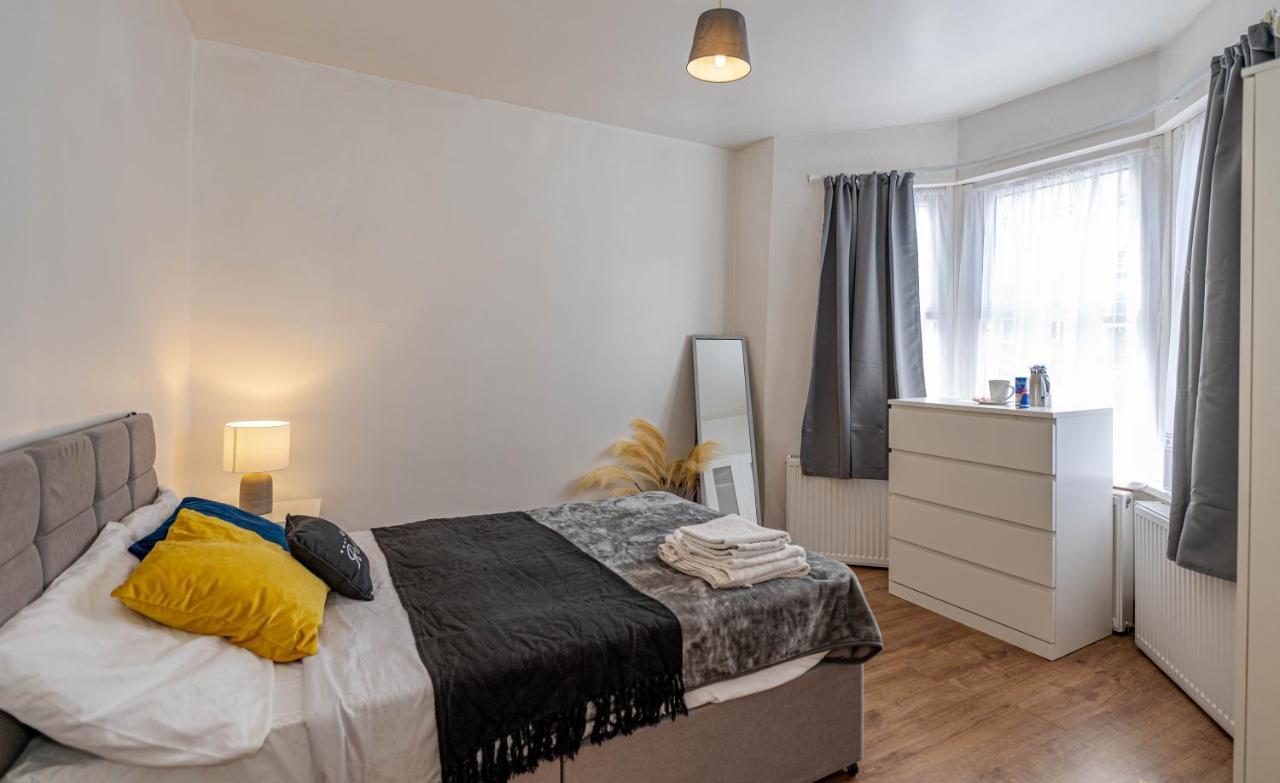 Beautiful 4 Bedrooms House, 7 Walk To Train Station بلمستيد المظهر الخارجي الصورة