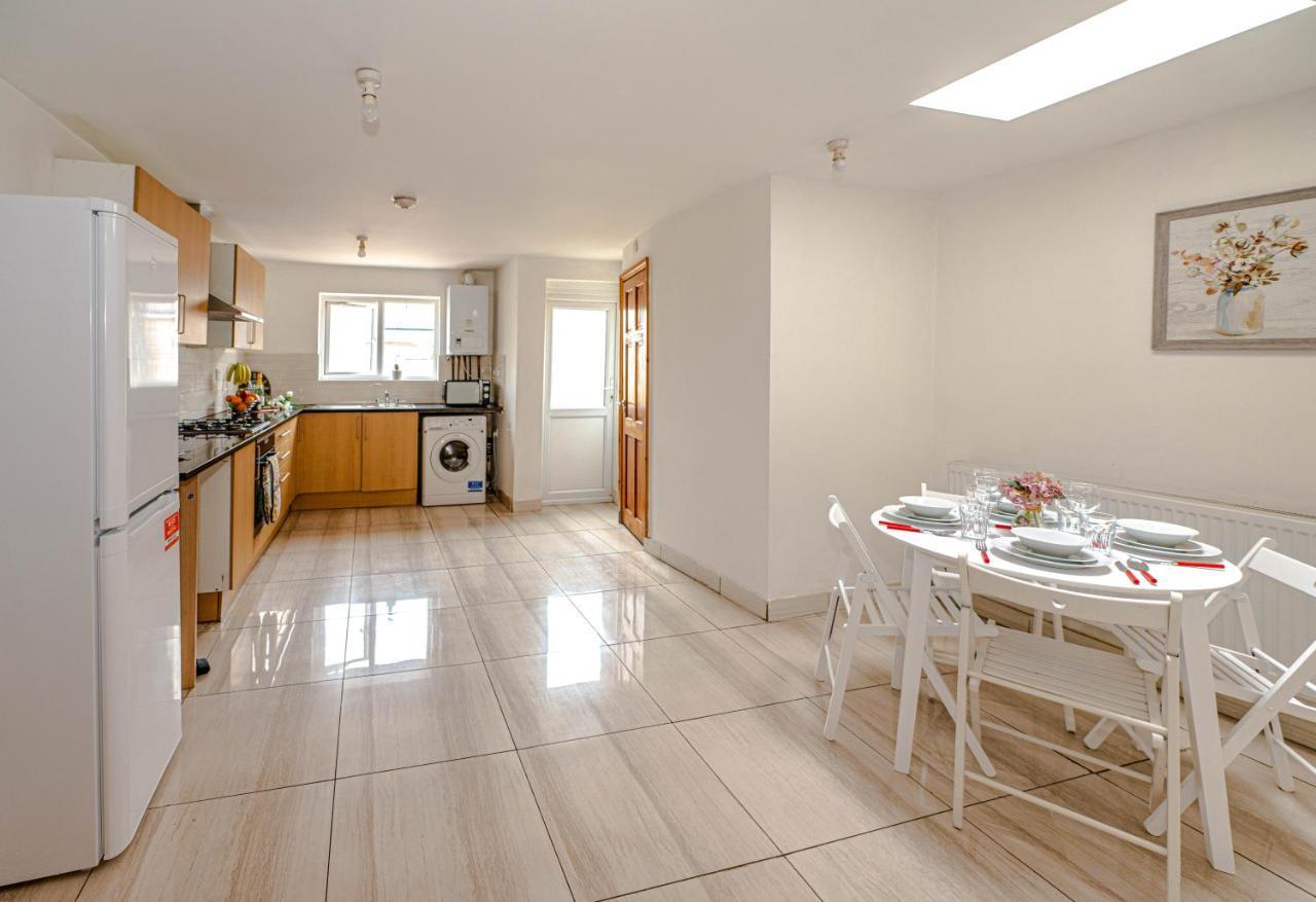 Beautiful 4 Bedrooms House, 7 Walk To Train Station بلمستيد المظهر الخارجي الصورة