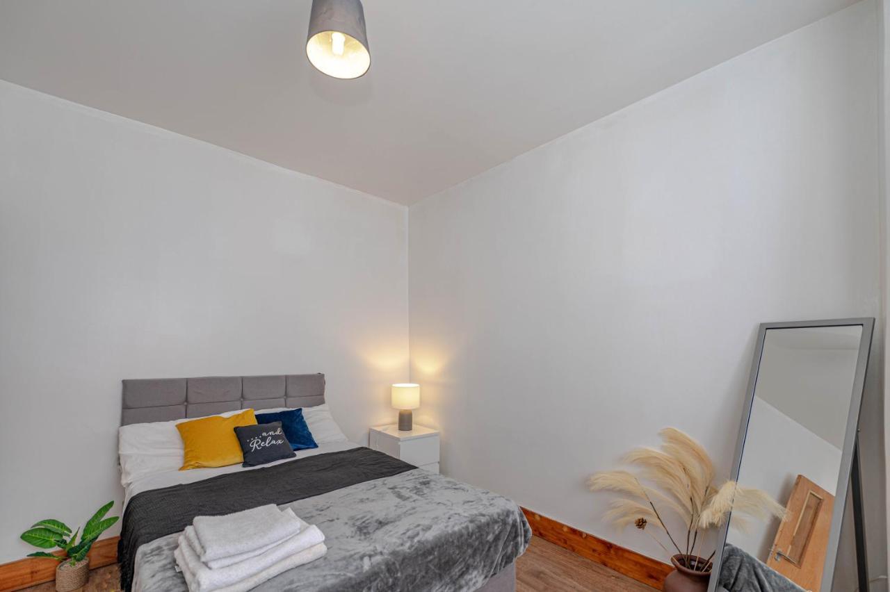 Beautiful 4 Bedrooms House, 7 Walk To Train Station بلمستيد المظهر الخارجي الصورة