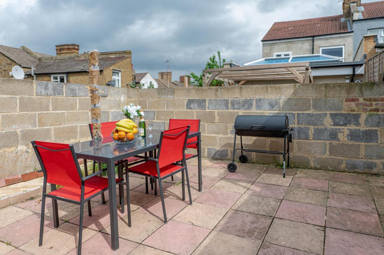 Beautiful 4 Bedrooms House, 7 Walk To Train Station بلمستيد المظهر الخارجي الصورة