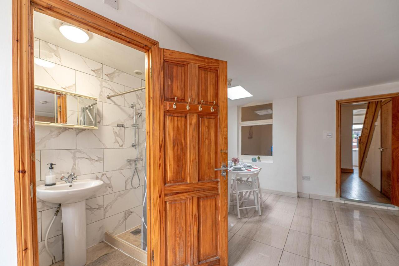 Beautiful 4 Bedrooms House, 7 Walk To Train Station بلمستيد المظهر الخارجي الصورة