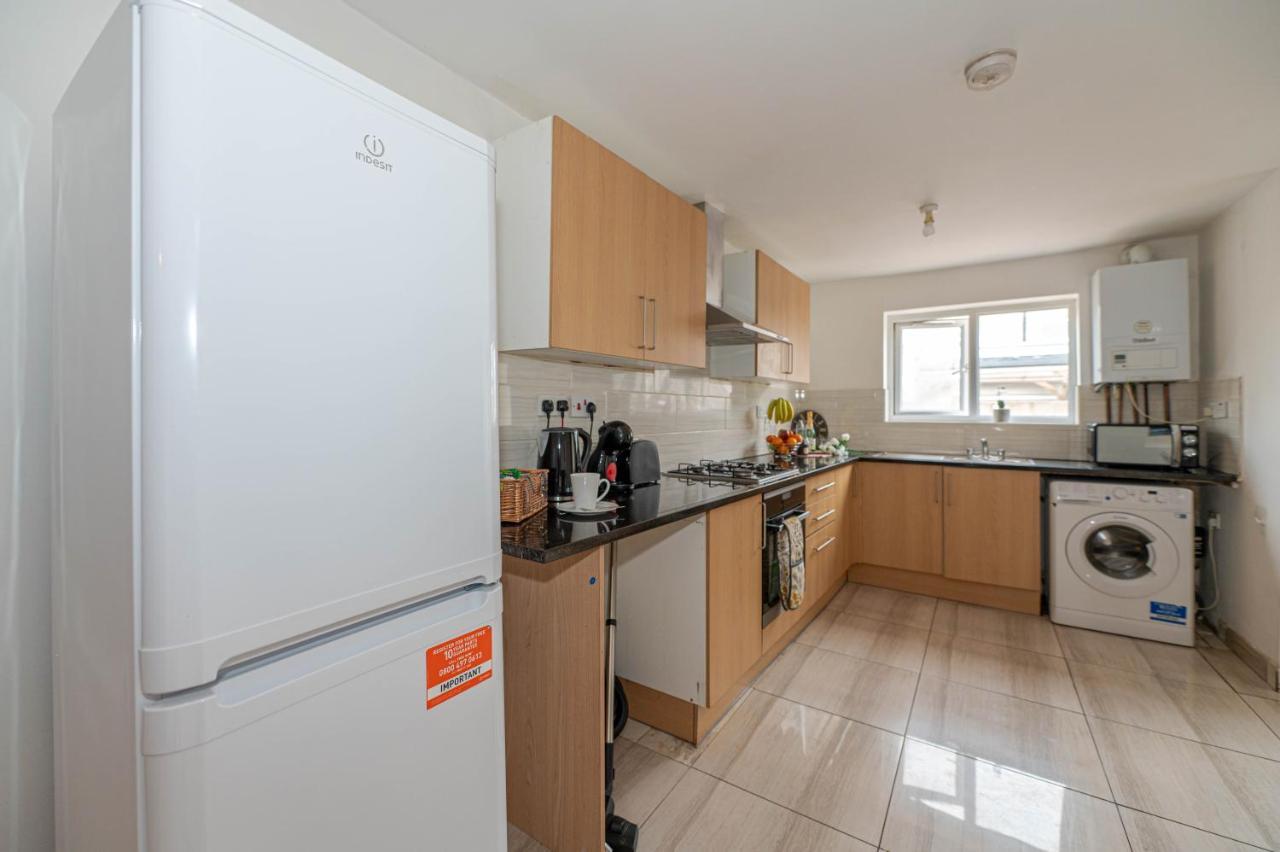 Beautiful 4 Bedrooms House, 7 Walk To Train Station بلمستيد المظهر الخارجي الصورة
